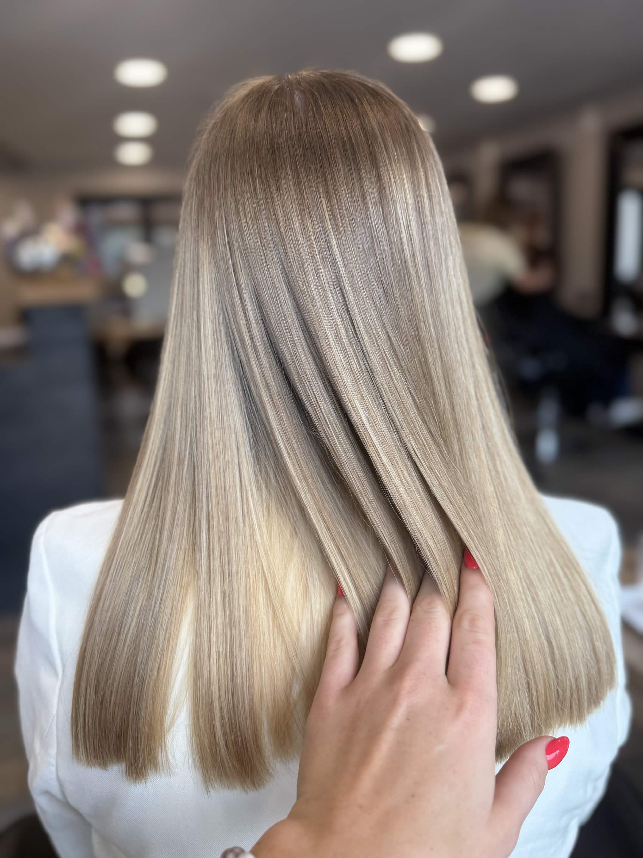 Ombré blond fondu sur une chevelure longue et lisse